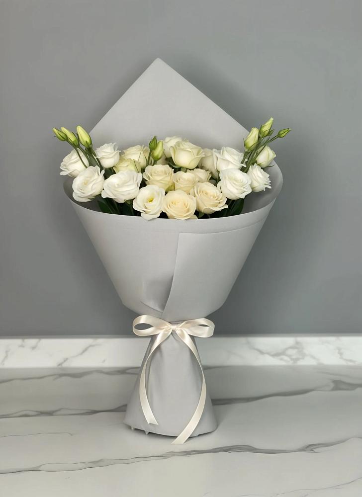 Букет цветов из: Розы и Лизиантусы в Новосиле